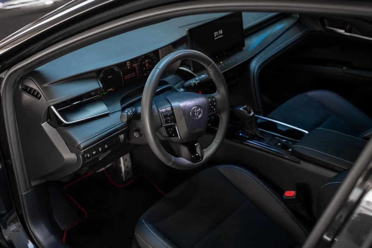 Toyota Camry 2025 — Black / Black Interior — photo 5