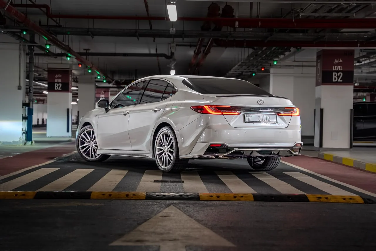 Toyota Camry 2025 — White / Black Interior