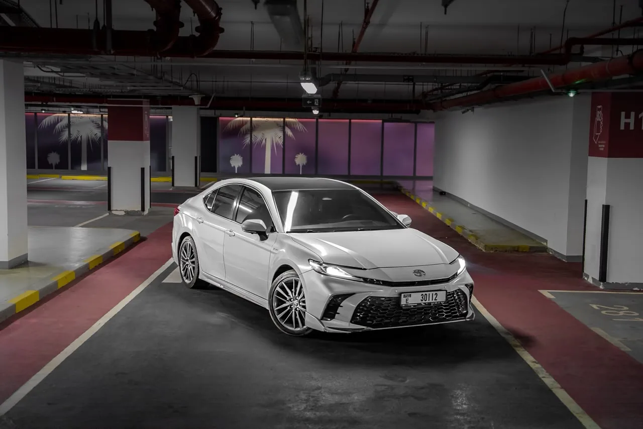 Toyota Camry 2025 — White / Black Interior — photo 4