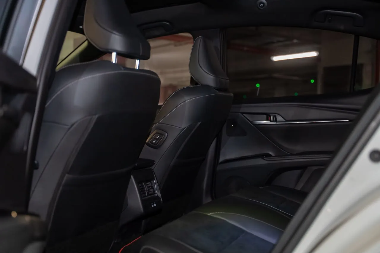 Toyota Camry 2025 — White / Black Interior — photo 6