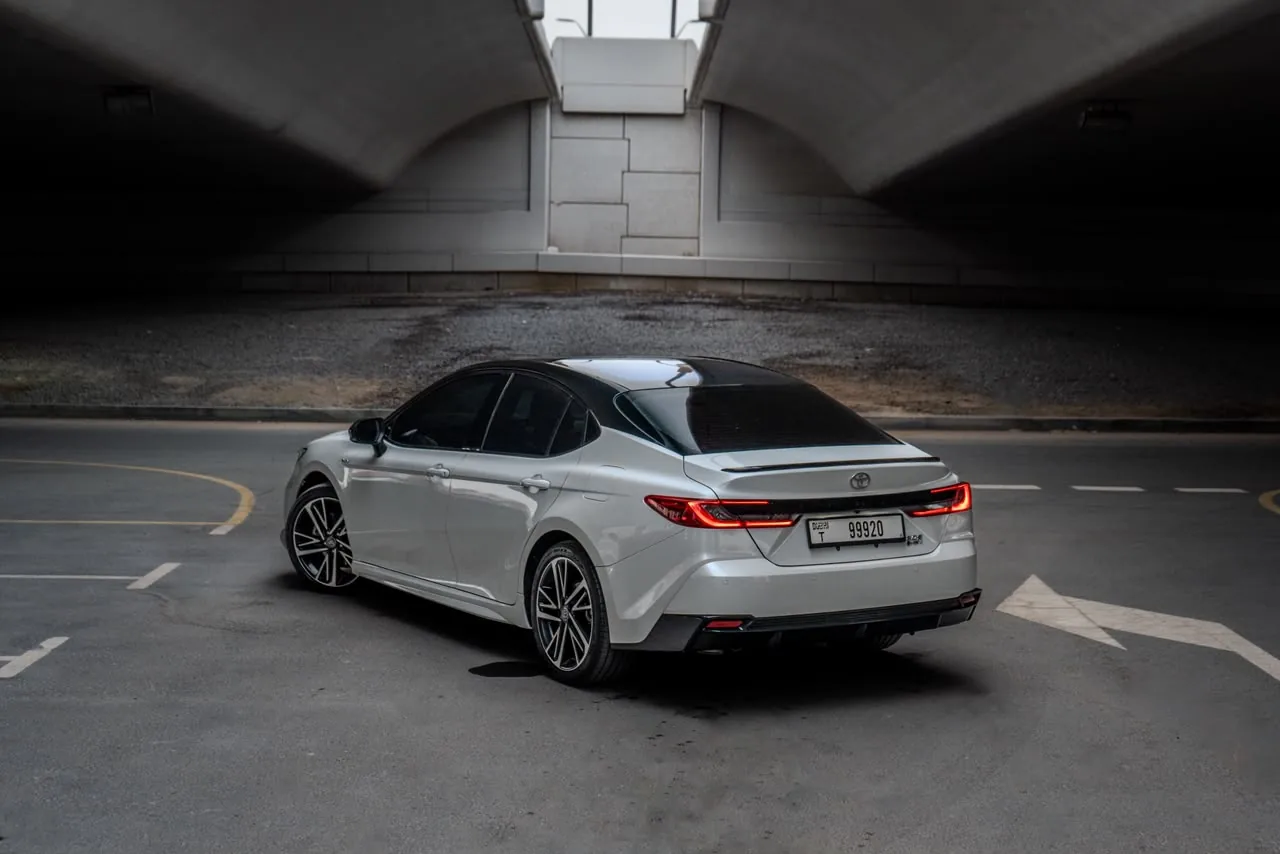 Toyota Camry 2025 — White / Red Interior — photo 3