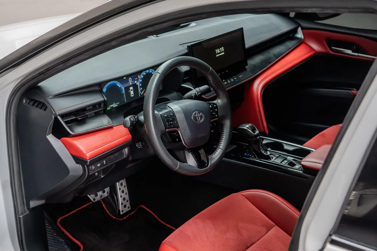 Toyota Camry 2025 — White / Red Interior — photo 5